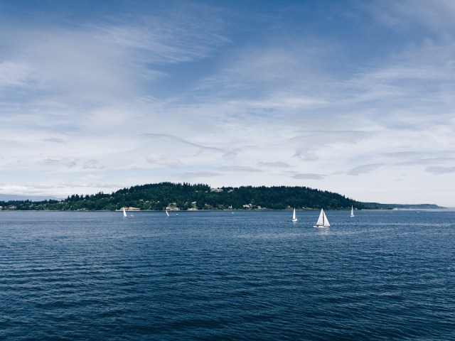 Blue skies and sail boats in the Pacific Northwest
